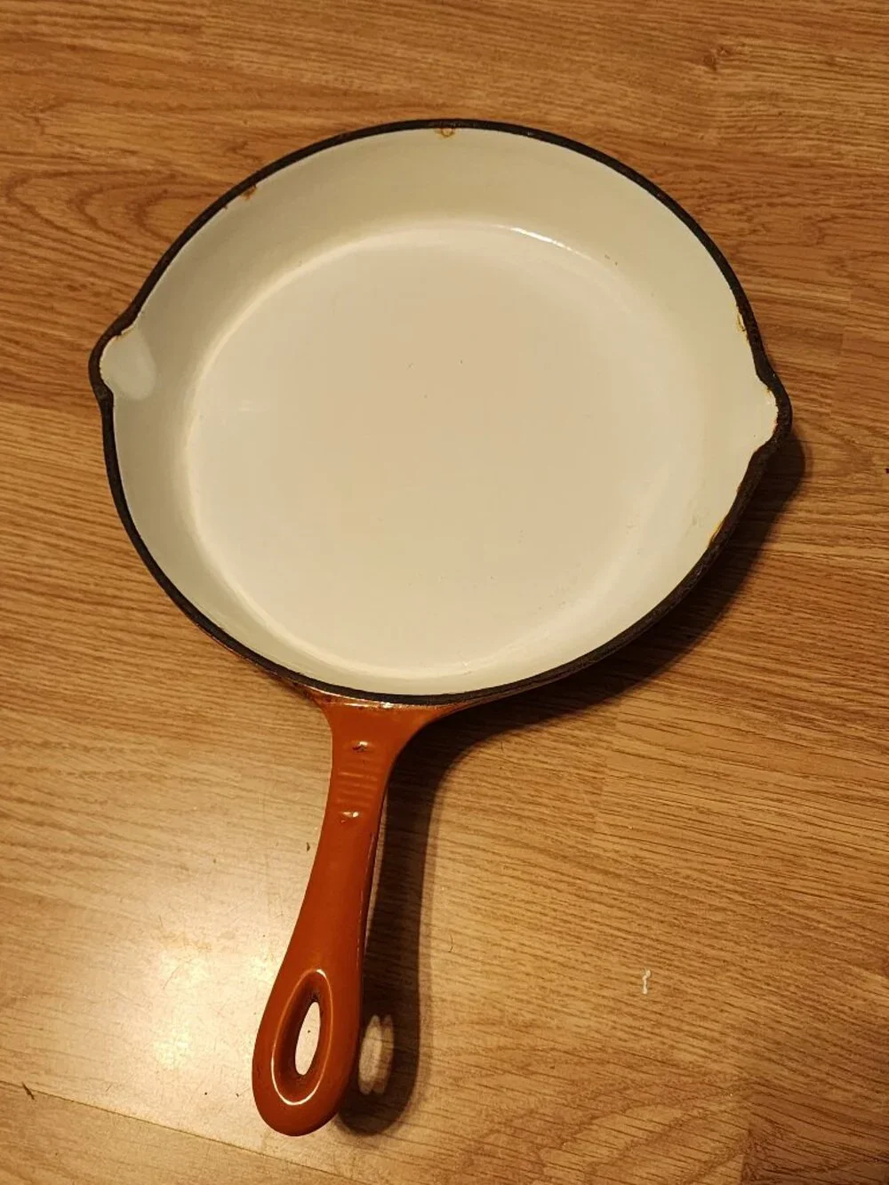 Round enameled cast iron skillet 10 inches with handle